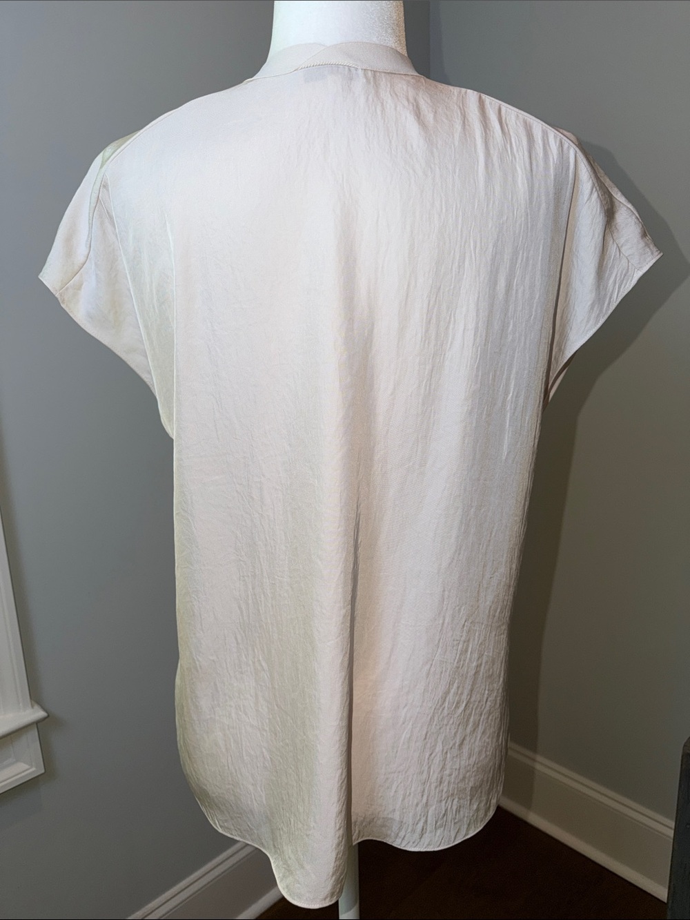 Vince Cream V-Neck Short Sleeve Blouse. Size Small. - Picture 7 of 8